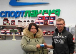 Карина, призерша конкурса "Сладкая парочка", получила сертификат от нашего спонсора