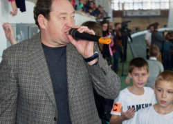 Леонид Слуцкий оставил автограф на шарфе ФК "Каменка" и пригласил морозовчан к сотрудничеству