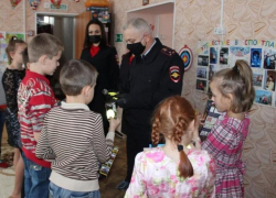 Правоохранители в Морозовске присоединись к акции «Полицейский Дед Мороз» 