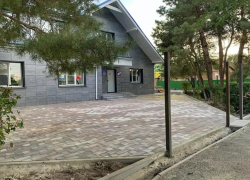 У Межпоселенческой библиотеки Морозовского района обновляют территорию