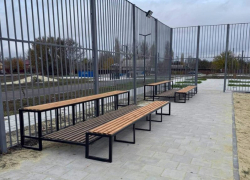 Скамейки на волейбольной площадке восстановили: морозовчан попросили не ломать их