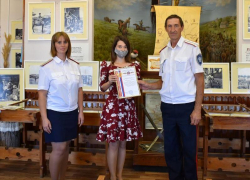 Казаки Морозовского юрта наградили работников музея благодарственными письмами