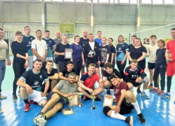 Победителем первенства Морозовского района по волейболу в честь Первомая стала команда "Ветераны"