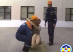 Видео зрелищных учений спасателей в гимназии №5 Морозовска появилось в Сети
