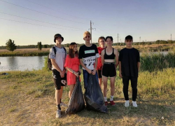 Волонтеры Морозовского ММЦ очистили от мусора берег реки Быстрой