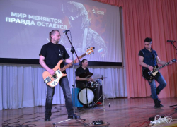 Рок-группа «Ещё» выступила перед юнармейцами в Морозовске в рамках патриотической акции «Мы вместе с нашей армией»