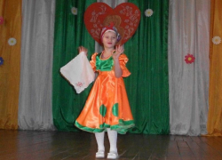 Озорными танцами и веселыми песнями поздравили мам и бабушек на празднике в хуторе Старопетровском