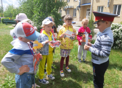 «Шоферы» «Мамы-пешеходы», «Бегущий светофор», «Водители»: воспитанники детского сада "Сказка" в Морозовске поиграли в полезные игры