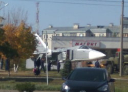 Настоящий самолет установили в качестве памятника рядом с Домом офицеров в Морозовск