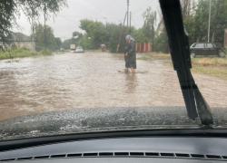 Залило улицы, дворы, огороды: буйство стихии доставило морозовчанам массу проблем