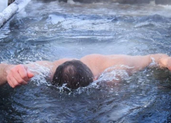 Администрация Морозовского городского поселения призывала жителей отказаться в этом году от проведения массовых купаний