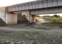 Уже второй туннель для стока вод в Морозовске стали спонтанно использовать для проезда автомобилей 