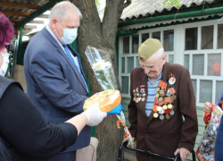 Ветеранов Великой Отечественной войны Морозовского района на дому поздравили с юбилеем Победы