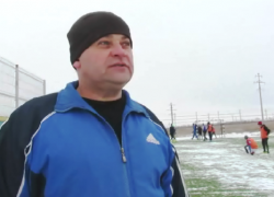 Александр Дутов сыграл с юными футболистами на морозе и на видео поздравил всех с наступающим Новым годом