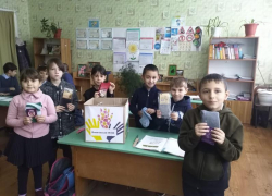 Ученики и педагогический коллектив Вишневской СОШ отправили подарки в Центр соцобслуживания Морозовского района