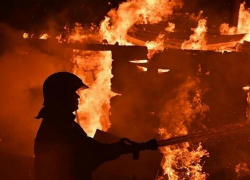 Обошлось без жертв: На улице Коммунистической в Морозовске сгорел частный жилой дом