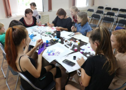 В ММЦ Морозовского района прошёл мастер-класс по росписи ЭКО-сумок 