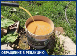 Жители поселка Разлатный показали на видео для губернатора, какой водой им приходится пользоваться