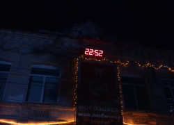 Спешащие часы в Морозовске снимут со здания городской администрации