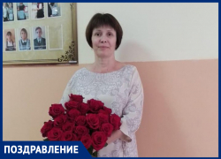 Елену Бороздину с Днем учителя поздравил 4 "А"
