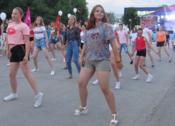 День молодежи в Морозовске ознаменовался большим флешмобом и серией эффектных шоу