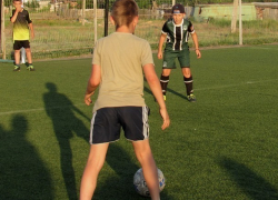 Участников предстоящего турнира взялись тренировать юные футболисты Морозовска