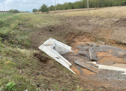 Вода пришла с полей: новую ливневую канализацию на трассе М21 возле Морозовска обустроили без учета рельефа местности