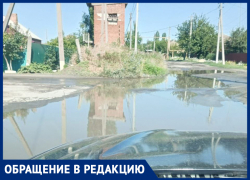 Перекресток улиц Чернышевского и Гагарина в Морозовске после любого дождя превращается в болото