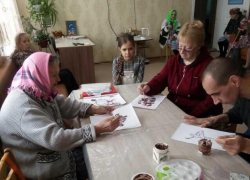 Мастер-класс "Картины шоколадом" для пенсионеров провела воспитанница детской школы искусств Морозовска