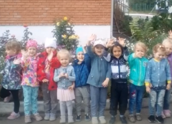 Воспитатели группы "Радуга" детского сада "Сказка" решили поднять настроение родителям и детям 