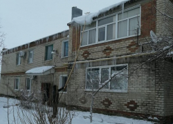 ЖКХ работает: сосульки с крыш многоквартирных домов в Морозовске всё-таки сбивают