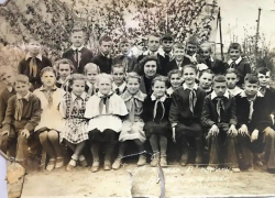 Детям с фотографии 4-го "В" школы имени "Мирошниченко" уже почти 70 лет