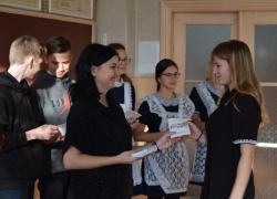 Ученикам Ново-Павловской школы вручили книжки волонтеров Морозовского района