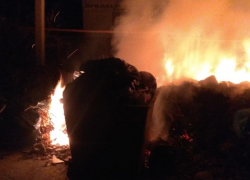 Вечером в Морозовске возле стадиона школы №4 загорелся мусор 