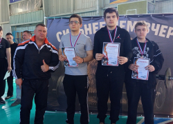 В Морозовске соревновались, кто поднимет самую тяжелую штангу