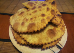 Тонкостями приготовления вкусных и сочных чебуреков поделилась корреспондент "Блокнота Морозовска"