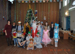 Буратино, Мальвина, Лиса Алиса, Кот Базилио и другие сказочные персонажи веселили детей Вишневки в Новый год