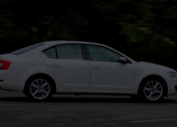 Skoda Octavia ночью опрокинулась в кювет на границе Морозовского и Тацинского районов 