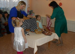 «Непоседы» выступили для мам с песнями, частушками, стихами и танцами