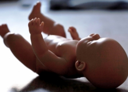 Мертвого завернутого в пакет новорожденного мальчика нашли в Морозовске