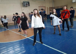 Эстафетами, конкурсами и танцевальной зарядкой отпраздновали День здоровья в школе №4