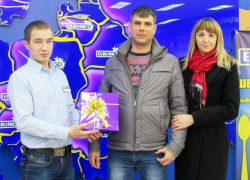 Шуруповерт, парфюм и беговые кроссовки, - победители конкурса "Мой защитник Отечества" в Морозовске получили свои призы