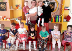 Театрализованное представление «Буренка-Даша» провели для самых маленьких в детском саду "Сказка"