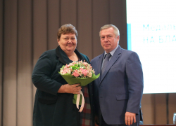 Морозовчанка Любовь Шевчук получила медаль из рук губернатора
