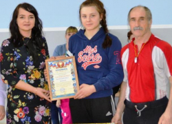 Школьницу наградили за вклад в развитие спорта в Морозовске после победы в областном первенстве по вольной борьбе