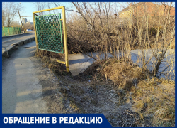 Это что, бесплатные водяные горки? - морозовчанин возмутился, что рядом с тротуаром обрыв в реку ничем не огорожен
