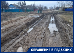 «Тонут» в грязи и пешеходы, и автомобили: в Морозовске жители страдают из-за отсутствия асфальта
