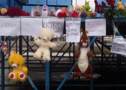 Морозовск скорбит: жители города продолжают нести цветы и игрушки к сцене на центральной площади
