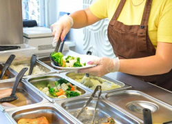 Детей с аллергией или диабетом обеспечат специальным питанием в школах и детских садах