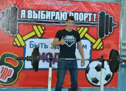 Участники соревнований по русскому жиму в Морозовске подбадривали друг друга и болели за свои команды